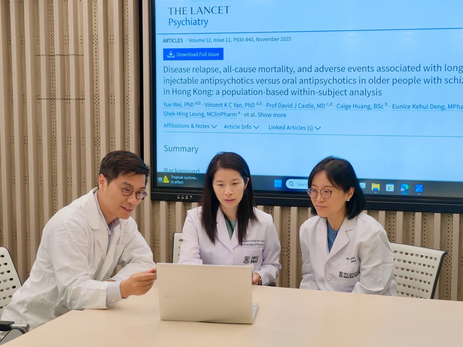 港大醫學院研究團隊發現相對於口服抗思覺失調藥物，長效抗思覺失調針劑治療效果更佳，可減少躁鬱症及老年思覺失調症復發相關的入院率，更有助提升患者病情的長期穩定性。研究由陳慧賢教授（中）帶領，並與甄偉政醫生（左）及陳喆燁教授（右）合作進行。